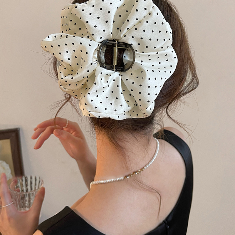 Pinza para el cabello de punto de onda plisada de flores de tela, personalidad coreana, clip de agarre simple y versátil, clip de tiburón, accesorios para el cabello de alta gama de nicho