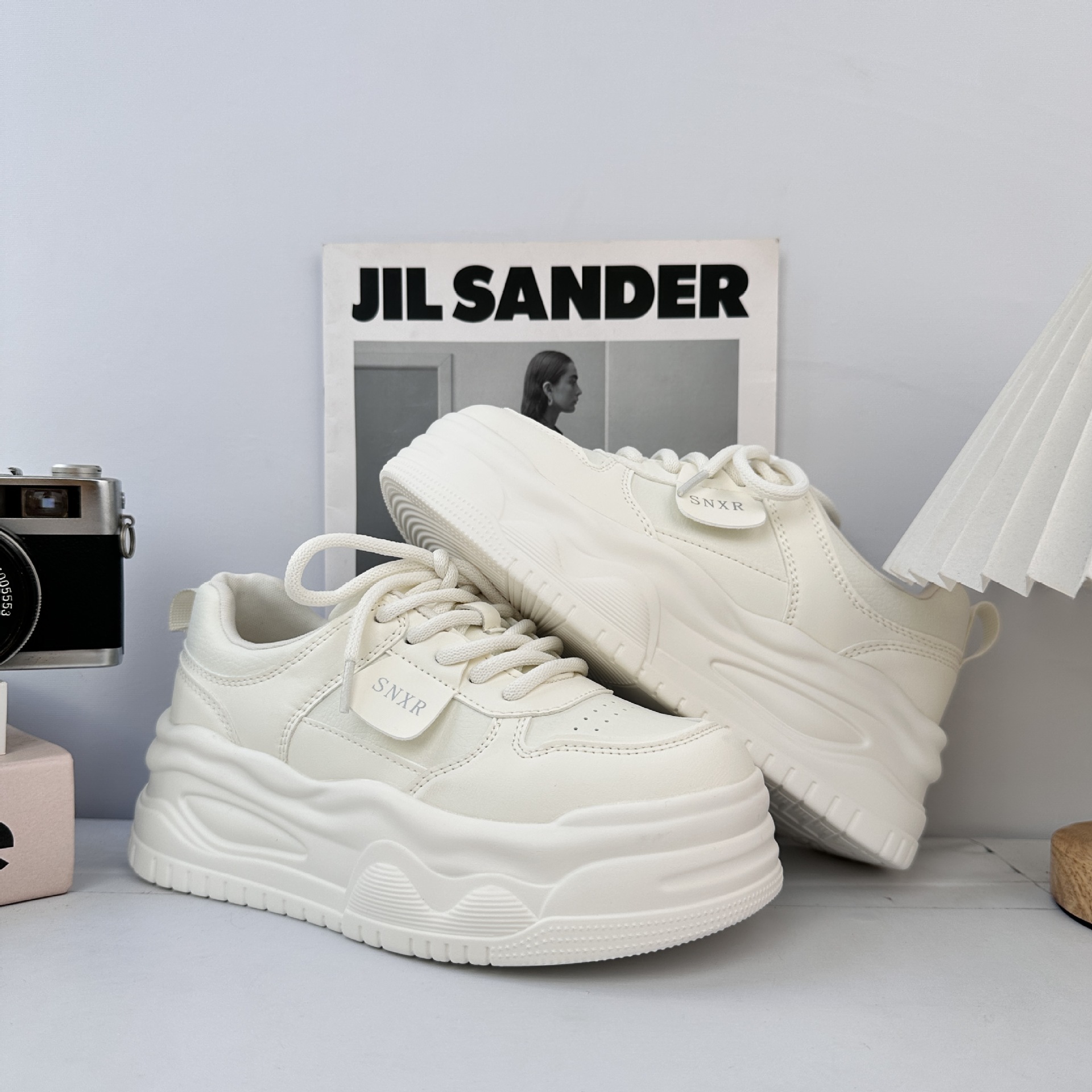 Pequeños zapatos blancos para mujeres 2025, nuevos zapatos de pan de suela gruesa, zapatos deportivos de skate casuales de mujer.