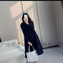 厂家直供2024冬季新款褶皱时尚百搭重工刺绣气质半高领连衣裙