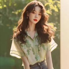 シャツの女性の夏は今年流行しています。