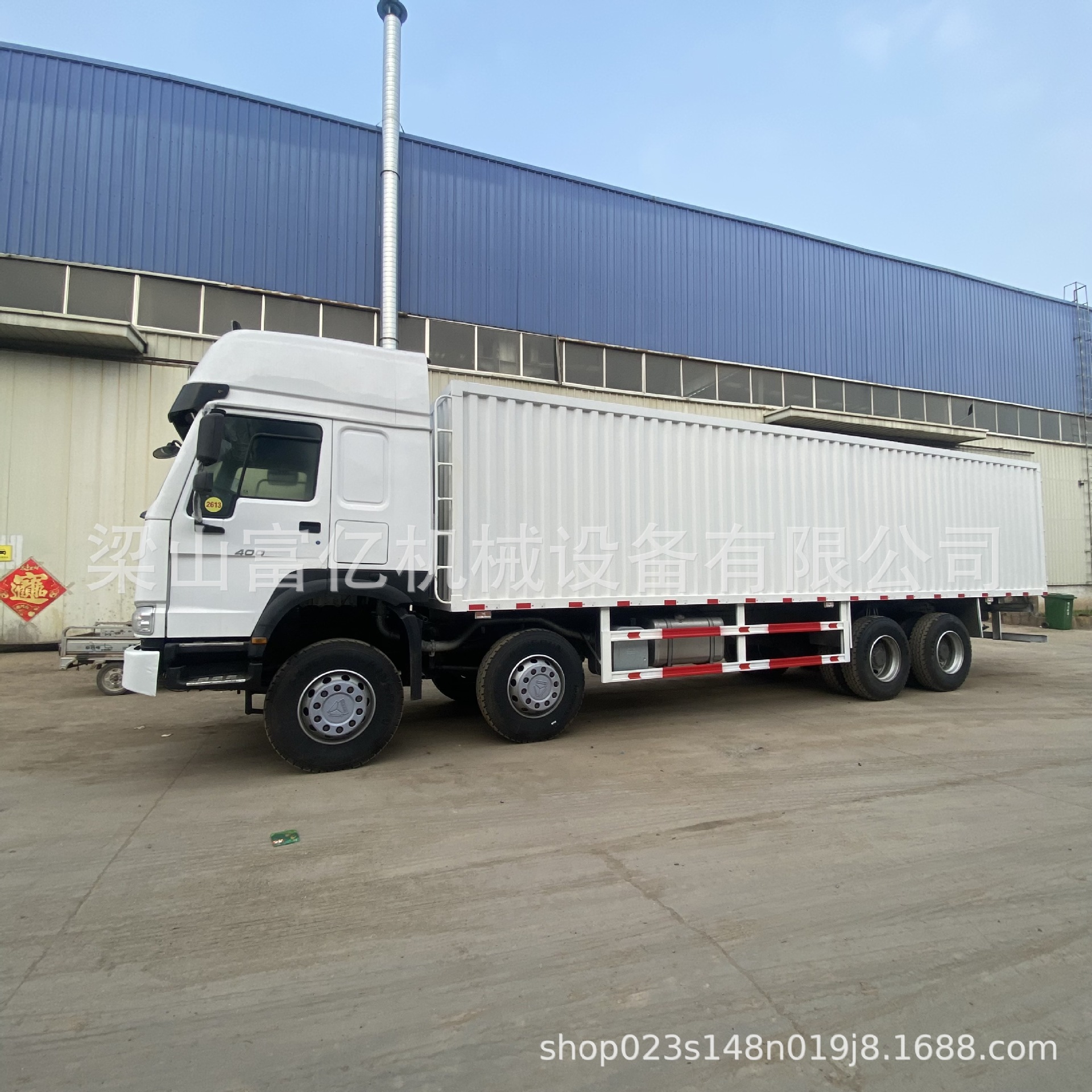 Exported to Africa: Sinotruk Howo Box-Type Truck with 12 Wheels (Four Front, Eight Rear), High Horsepower, Remanufactured Container Truck