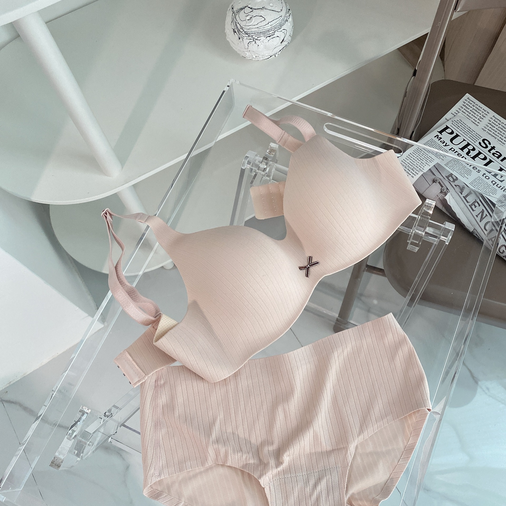 Nuevo producto de una pieza de ropa interior sin costuras a rayas para mujer, estilo ligero y transpirable, sujetador de látex sin anillo de acero