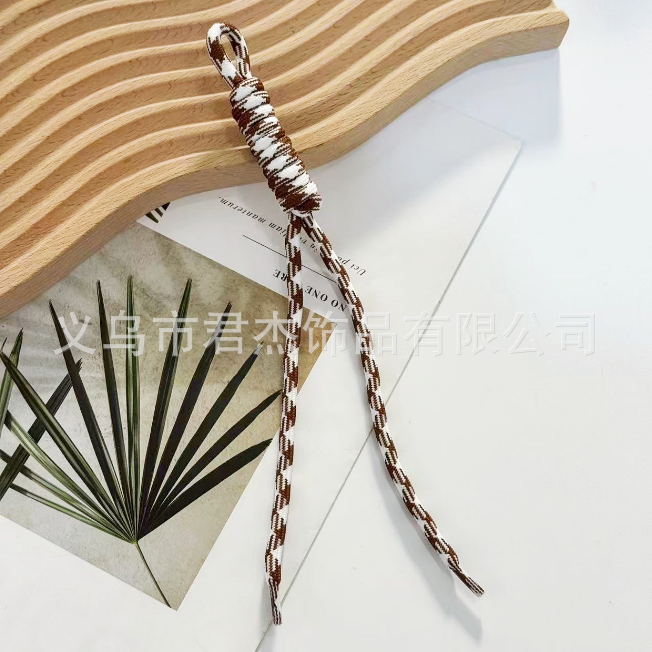 編みカバンのストラップの螺旋の結び紐のiuは鍵のボタンのネットの赤い色の結びの縄の装飾の部品を結びます。