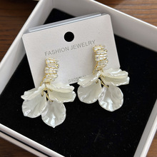 夏季超仙仿贝壳白色花瓣锆石耳环小众设计感高级花朵耳坠女耳饰