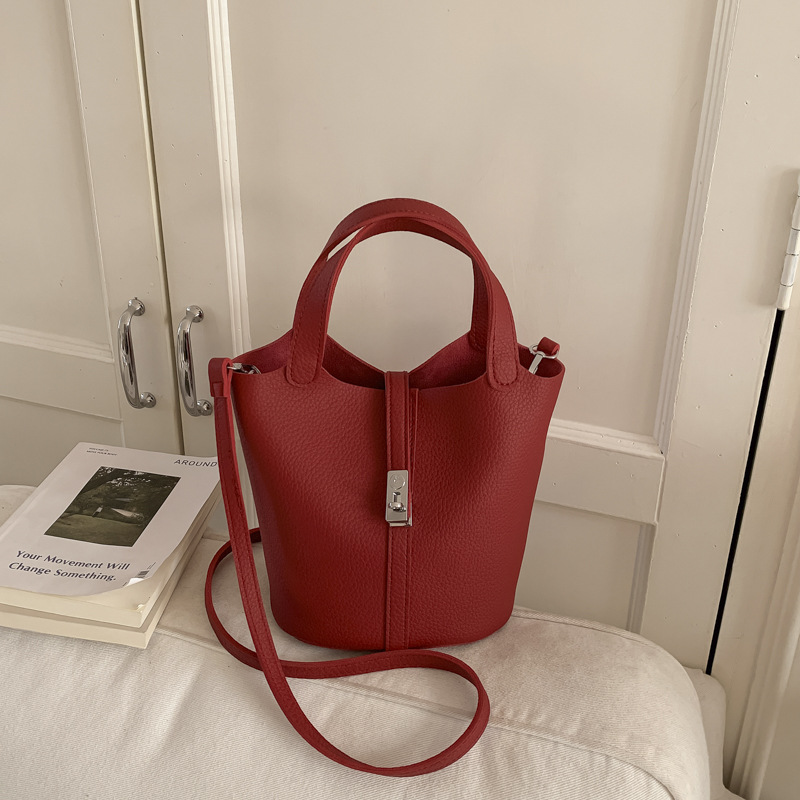 Nicho coreano canasta de platos portátiles bolso de cubo para mujeres 2026 ventas calientes nueva moda lichi patrón mochila