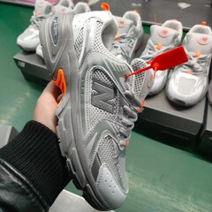新しい 530 スポーツシューズホワイトシルバー男性と女性のホワイトシルバーメッシュ通気性レトロカップルカジュアルランニングお父さん靴
