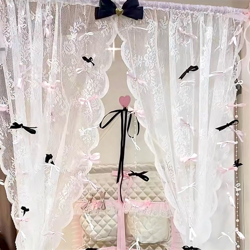 蝶結びのカーテンの寝室に部屋のビーズチェーンを配置してピンクの少女の心の雰囲気を改造します。|undefined