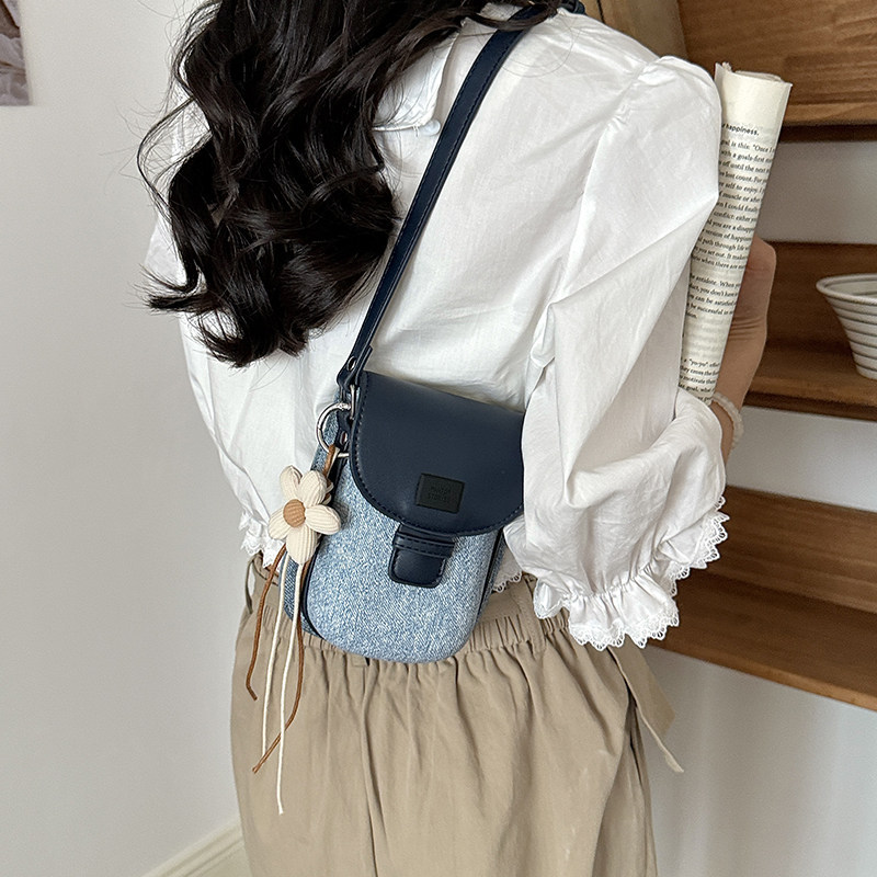 Bolso de mano pequeño, cuero flap inclinado, nuevo hombro 2026 bolso de mujer, diseño de viaje de teléfono celular coreano