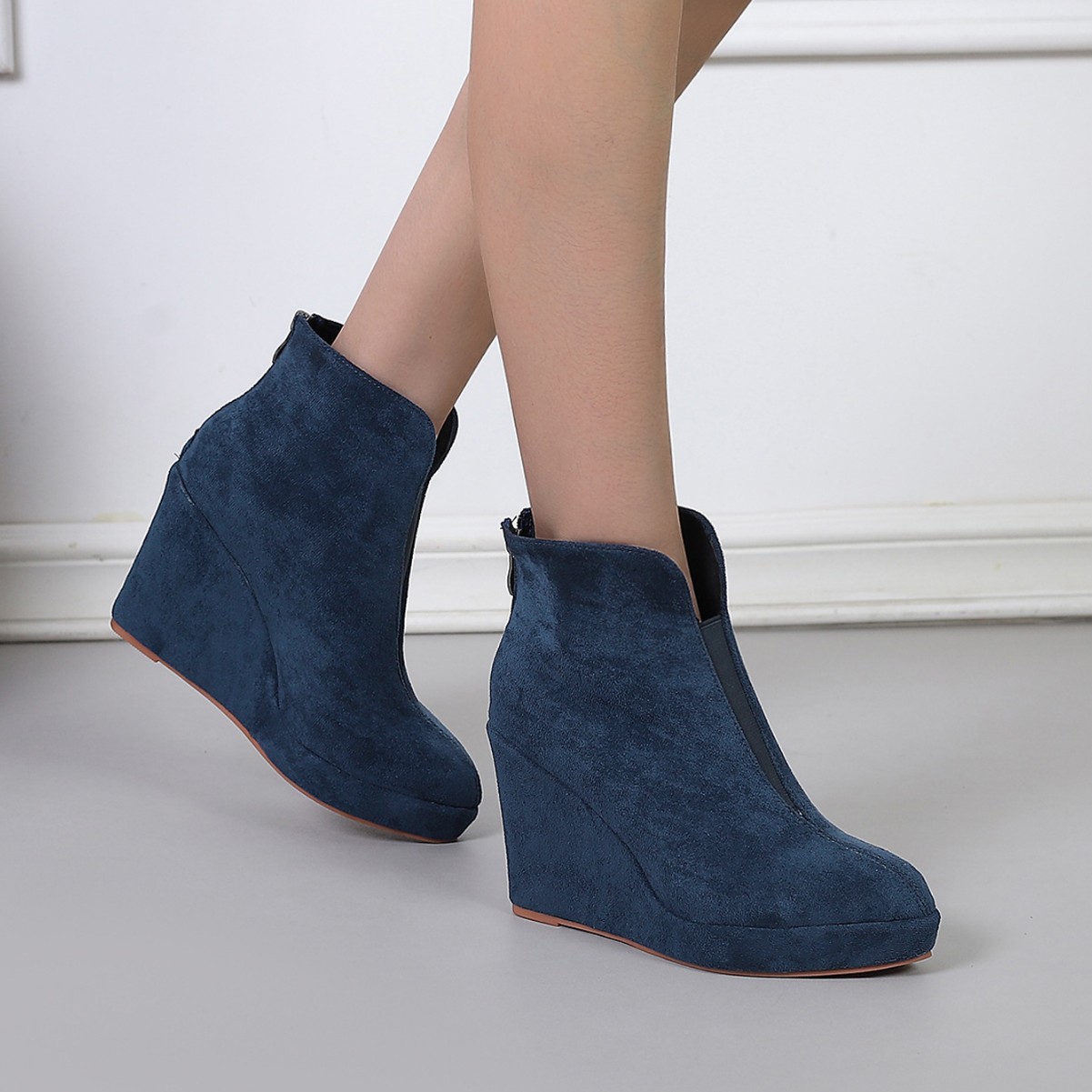 국경 간 스웨이드 쇼트 부츠 겨울 뉴 백 지퍼 웨지 힐 상승 마틴 부츠 패션 하이힐 포인팅 발가락 여성 부츠