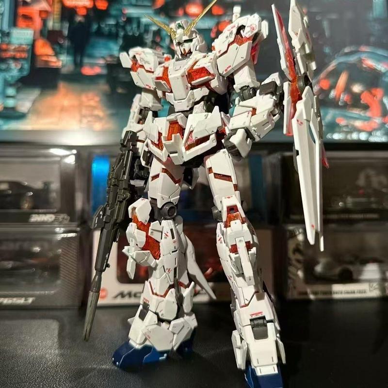 ガンダムのモデルはHGを組み合わせて自由戦士の飛翼MGユニコーンの赤い異端の機甲の手を襲撃しておもちゃを並べます。|undefined
