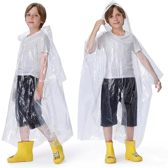 Производитель выпускает одноразовые утолщенные портативные детские дождевики-пончо из полиэтилена различных цветов.
