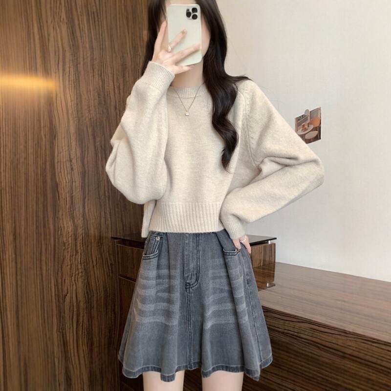 Apricot-colored soft and cozy short sweater for women, autumn and winter base layer, loose-fitting round-neck knit pullover top for petite individuals Apricot-colored soft and cozy short sweater for women, autumn and winter base layer, loose-fitting round-neck knit pullover top for petite individuals