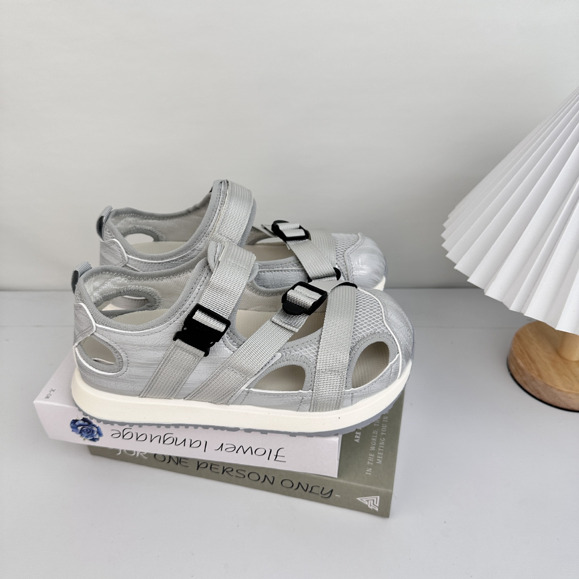 YUANBO sandalias deportivas de mujer 2025 nuevos zapatos casuales de verano transpirables zapatos blancos de nicho universal zapatos de patina