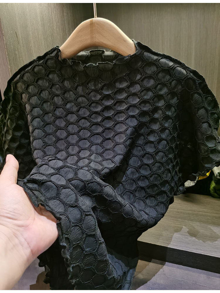 Áo thun nữ tay ngắn cổ tròn chất liệu cotton phối họa tiết ép hoa nhăn — màu đen, xanh lam, màu trắng, màu kaki chi tiết 9