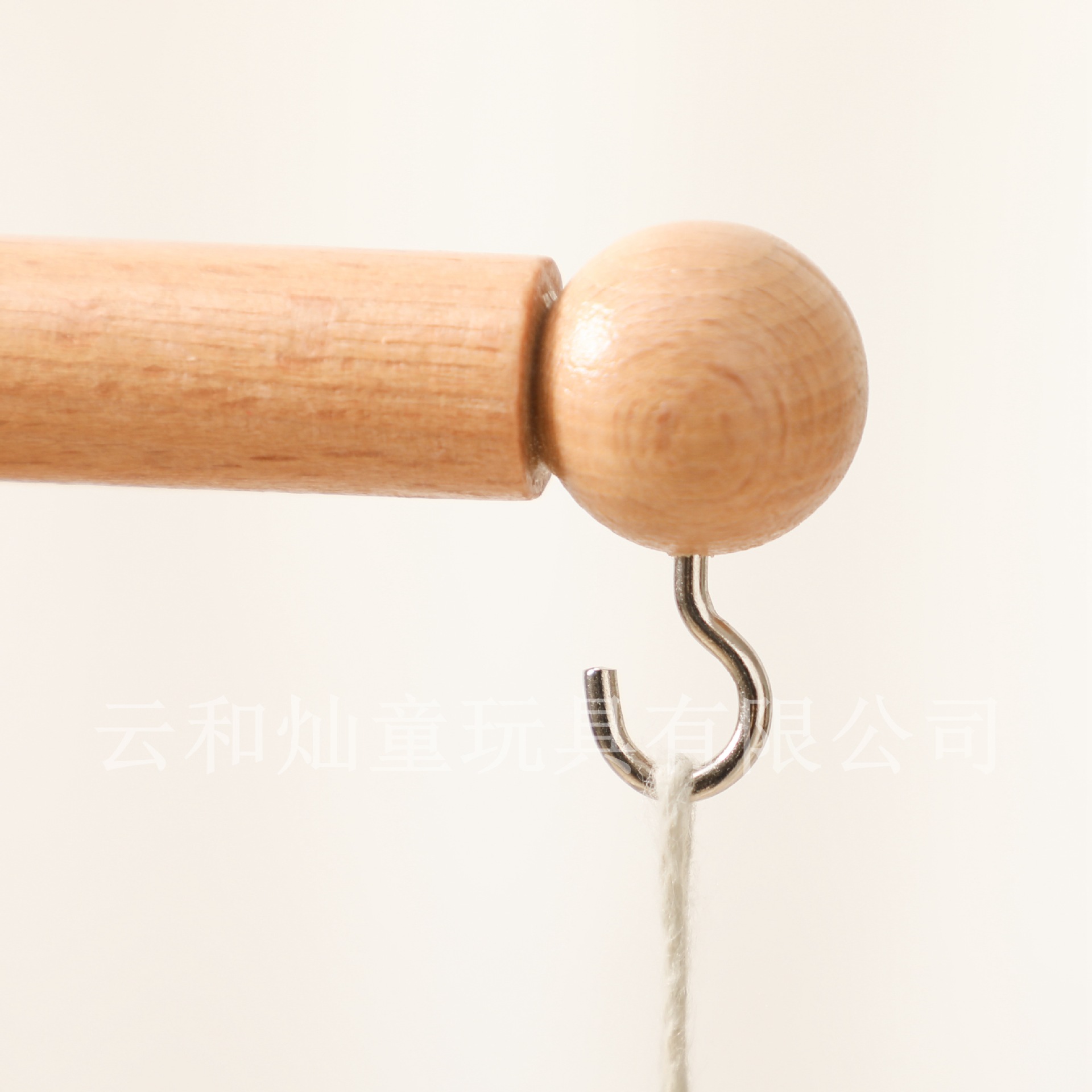 Soporte de campana de cama para niños caliente transfronterizo, campanilla de viento de madera arqueada, soporte de perforación sin agujeros, estante ajustable para bebé