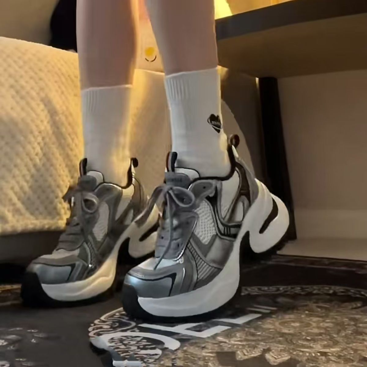 Zhao Lu Si con la luna cayendo estrella de fondo grueso plateado zapatos de papá para mujeres nuevas zapatillas de piel suave de altura de tela de zapatillas deportivas casuales amortiguadoras