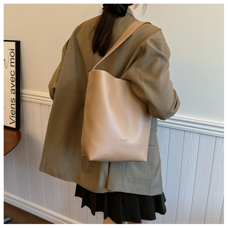Solid color Tote bag 2024 new style, high-end, large-capacity single-shoulder versatile, niche women's bag, casual and simple bucket bag undefined