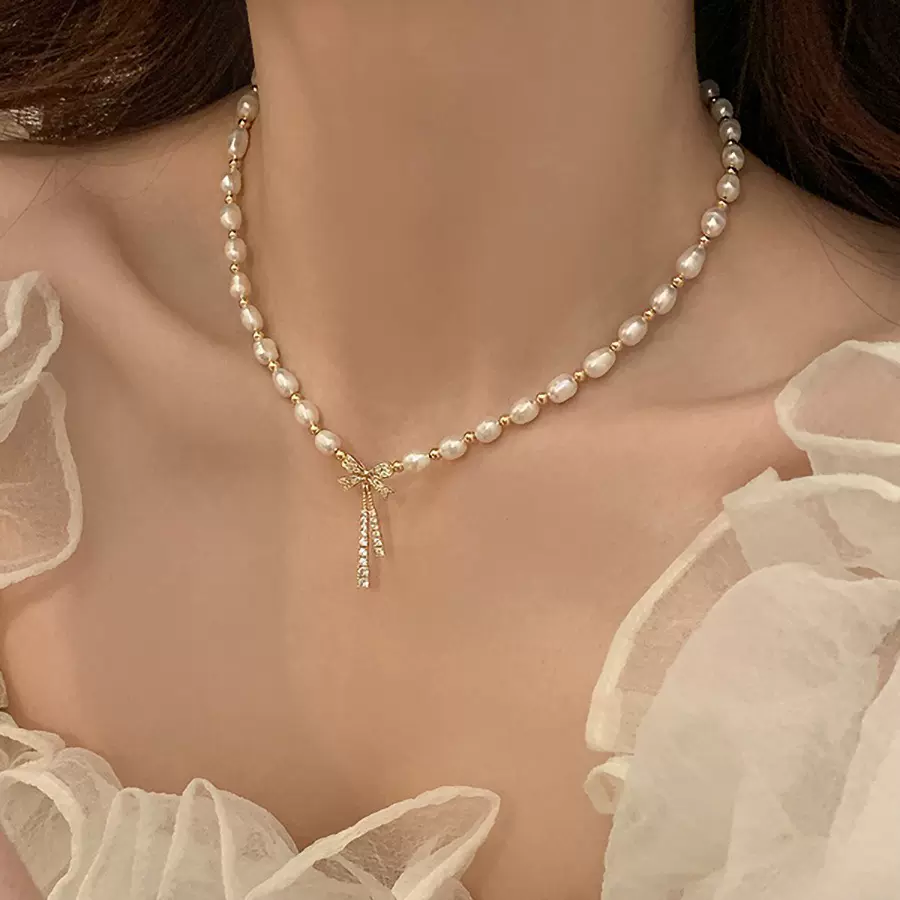 米粒形天然淡水珍珠金色隔珠蝴蝶结吊坠项链女时尚轻奢感锁骨链铜