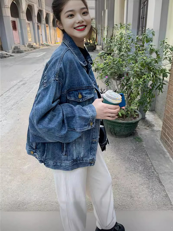 レトロなデニムのコートの女性は春と秋に合わせて小さい背がゆったりしています。|undefined