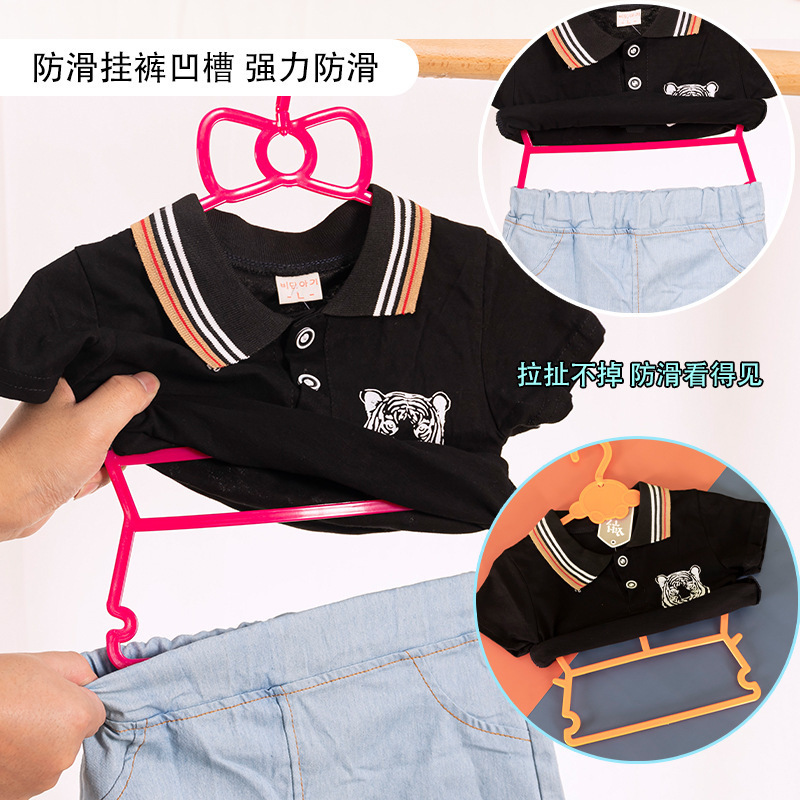 高級店の子供ハンガーのプラスチックフックの服装の一体服の赤ちゃんのハンガーの子供の連体の赤ちゃんのカバー|undefined