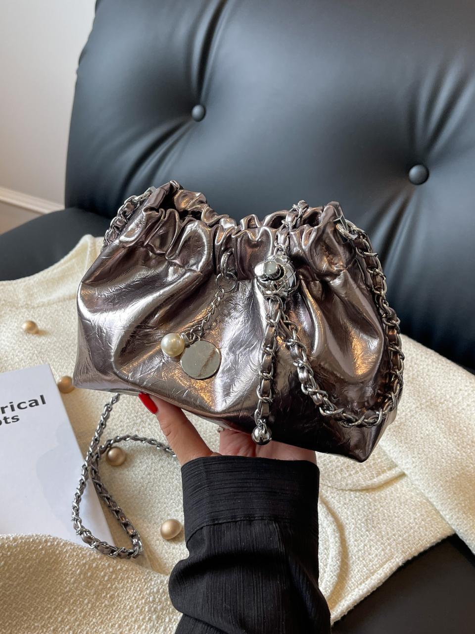 Bolso pequeño de cadena de piel de cera de aceite de estilo explosivo transfronterizo 2025 nueva tendencia bolso de mensajero de un solo hombro bolso de cubo para mujer