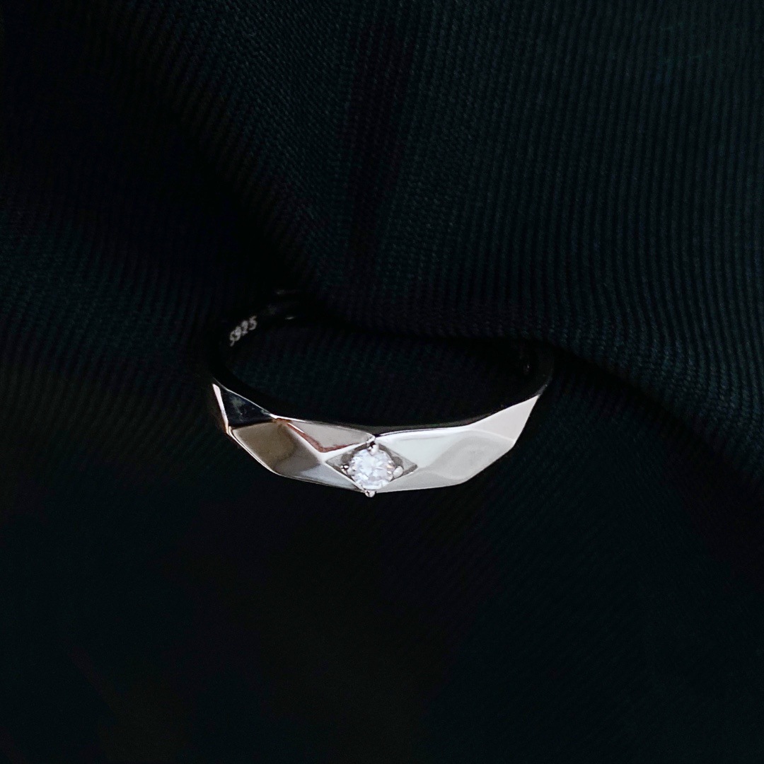 Quality universal ring with stone with zircon for men and women