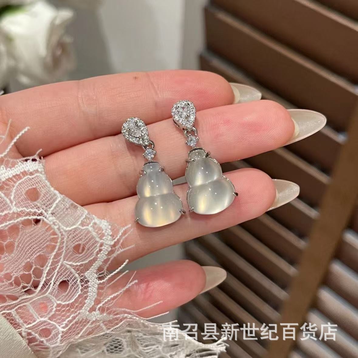 批发新中式阳绿玉髓葫芦吊坠镶嵌镀白金玛瑙项链娇美翡翠色气质生