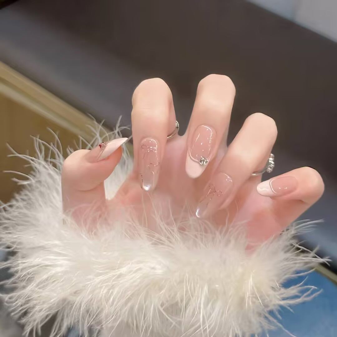 Pink corto ovalado francés con lazo dorado, parche de uñas, parche de uñas, parche de uñas de diamantes hechos a mano de alta calidad