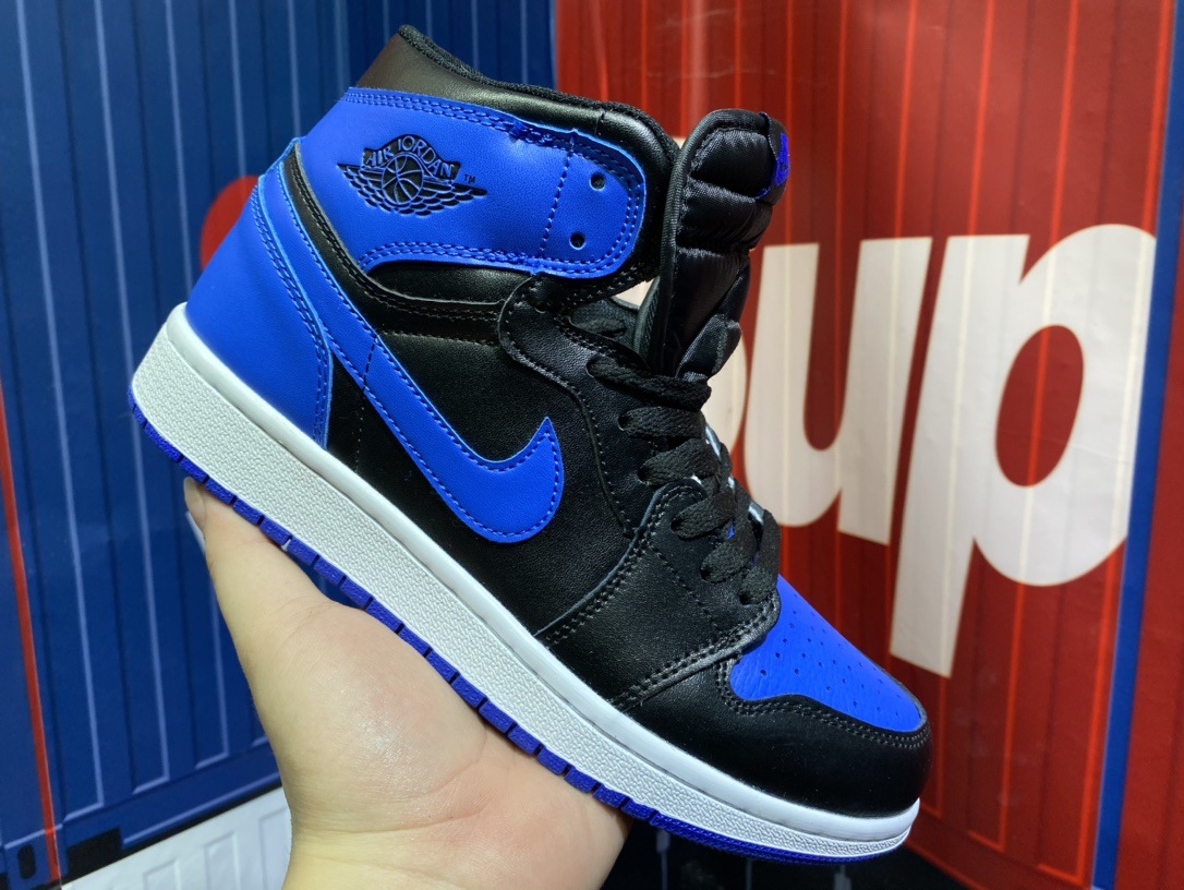 Suministro exclusivo transfronterizo de Putian de zapatillas de baloncesto AJ1 de caña media-alta en color marrón ceniza, negro y puntera roja, calzado deportivo unisex.