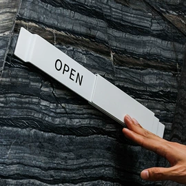 广告牌;展示架;其他消防设备