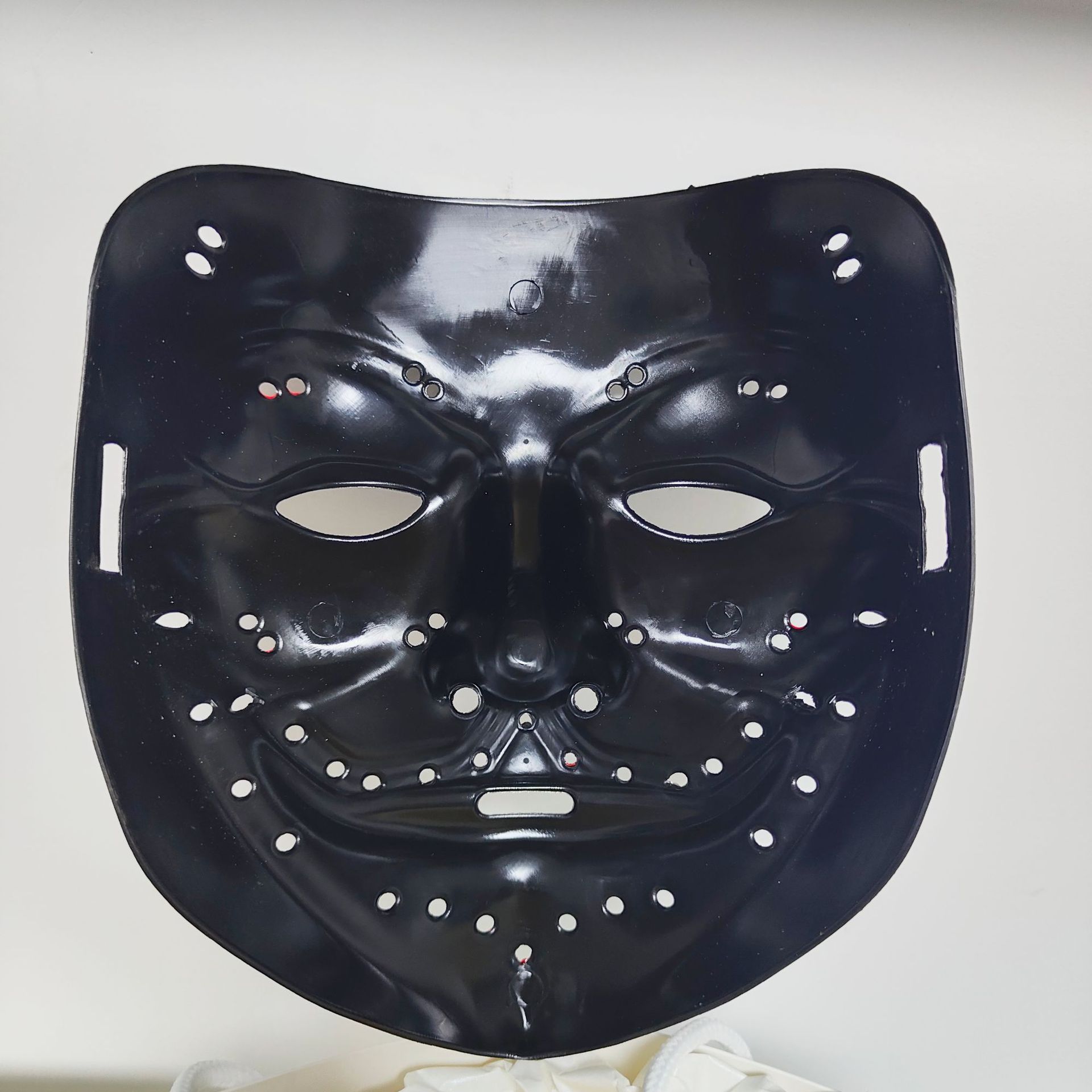 Luz fría luminosa a través de la lámpara con agujero máscara PP máscara de Halloween máscara de baile de calle máscara de agujero bicolor procesamiento en forma de V