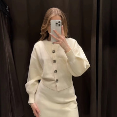 メーカー在庫外国貿易婦人服卸売 2025 春の新作フラワーボタン装飾ニットカーディガンスカートスーツ