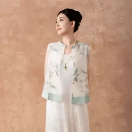 女式马甲;女式衬衫;半身裙