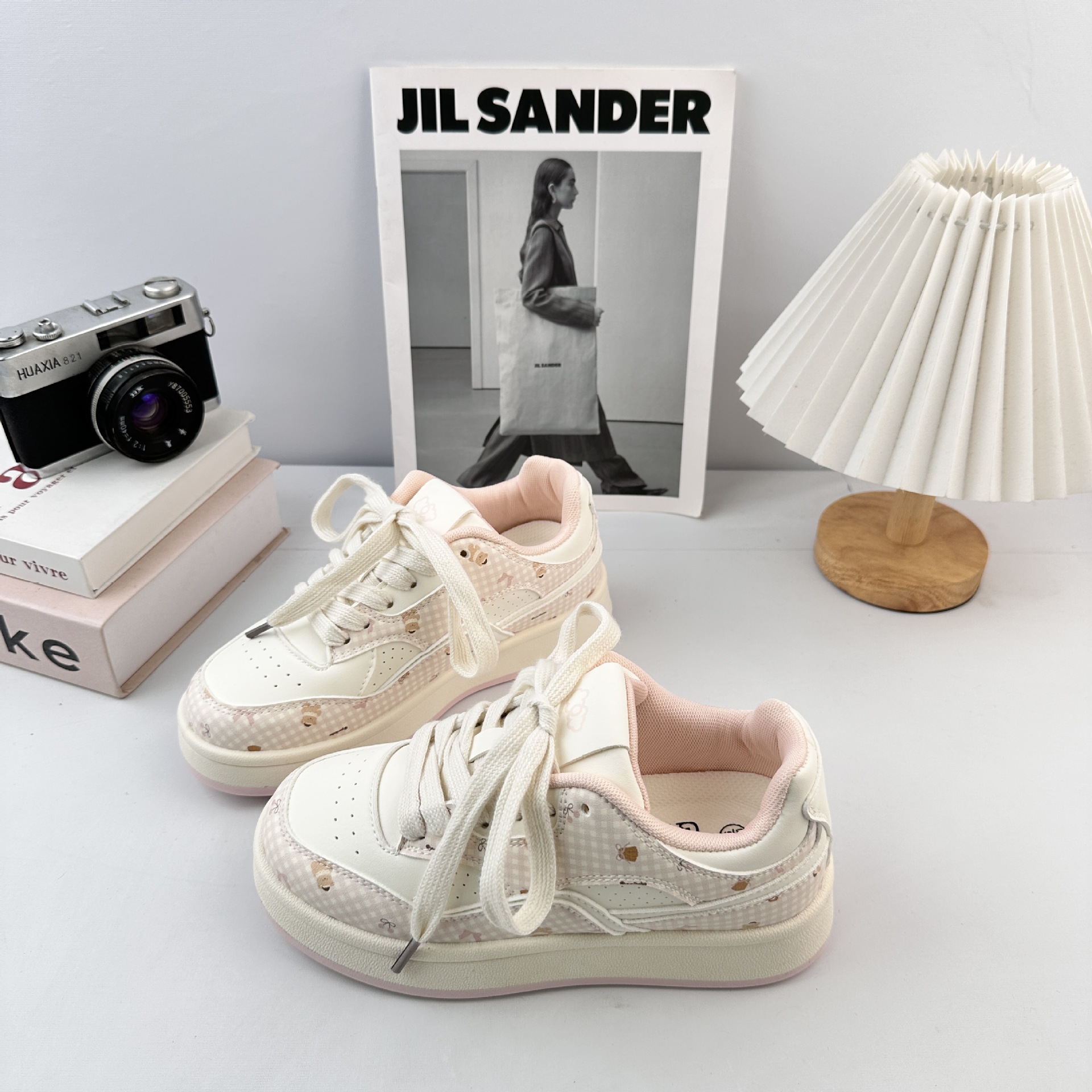 Zapatos de moda de mujeres Yuanbo 2025, zapatos de skate para mujeres coreanas, zapatos blancos rojos de nicho, zapatos de placa azul de glaciar.