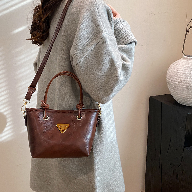 Bolsa de mano retro canasta de comida de mano para mujeres 2024 invierno nuevo estilo de moda textura pequeña bolsa tote bolsa de mochila universal