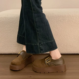 Утеплённые тапочки-мюли на платформе с пряжкой без задника