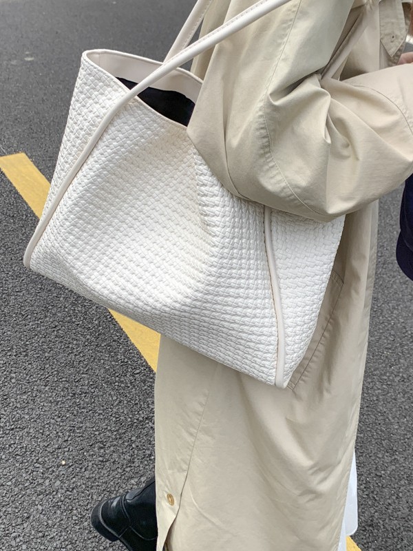 Bajo las axilas de gran capacidad para trabajar bolsas de viaje para mujeres nuevas moda coreana alta sensación de amplio ocio bolsas de hombro