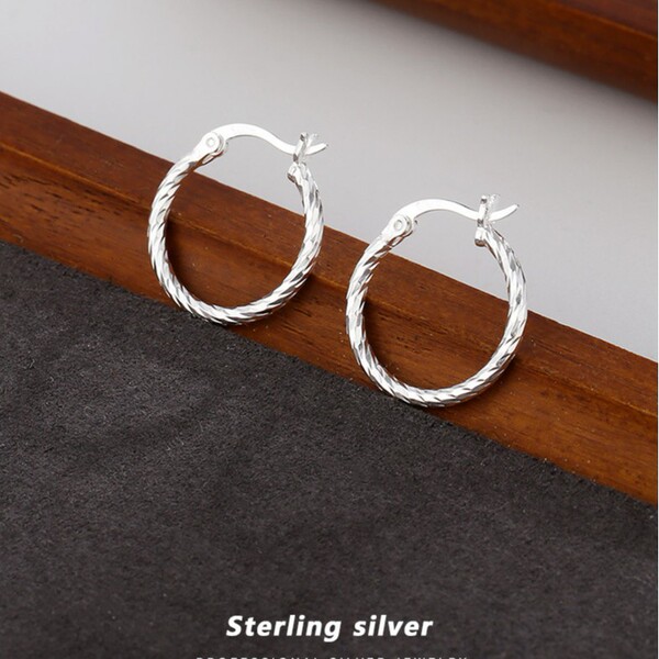 Geometric small design universal earrings with pigtail