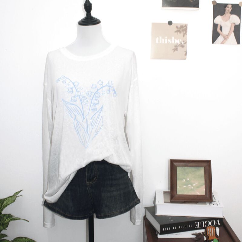 Korean-Style Gentle Blue Wind Chime Print White Long-Sleeved T-Shirt for Women, Thin Breathable Sun Protection Cover-Up Top Korean-Style Gentle Blue Wind Chime Print White Long-Sleeved T-Shirt for Women, Thin Breathable Sun Protection Cover-Up Top