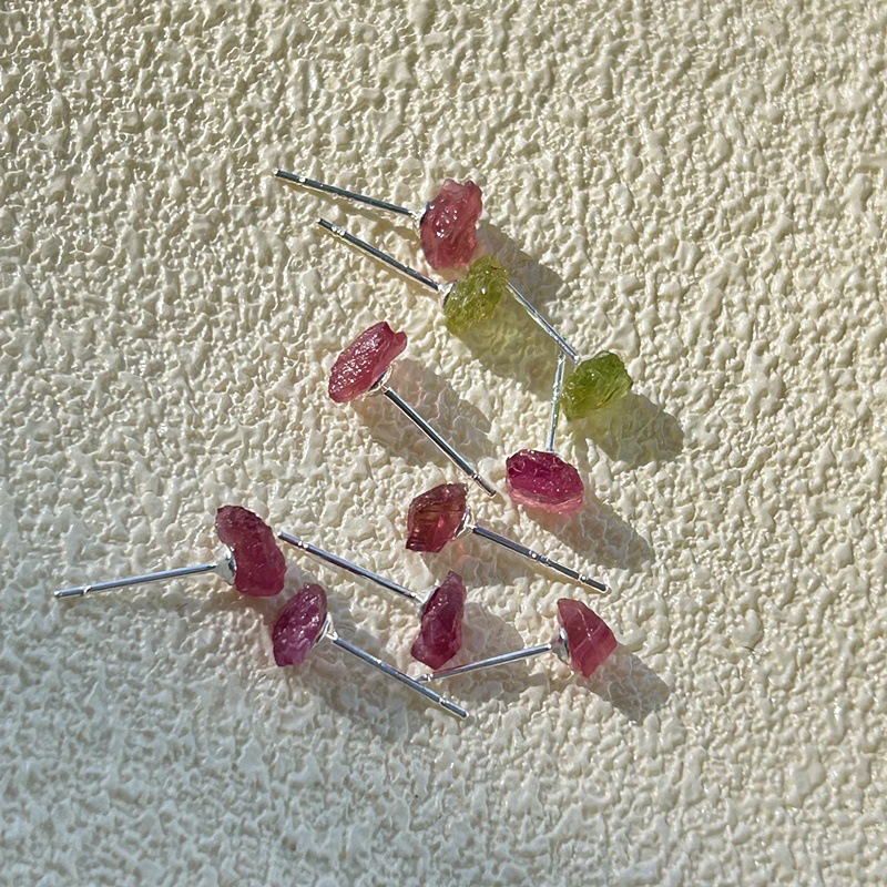 Colorful transparent tourmaline raw stone multi-hole plastic needle mini simple and compact student-style exquisite Japanese-style cute earrings