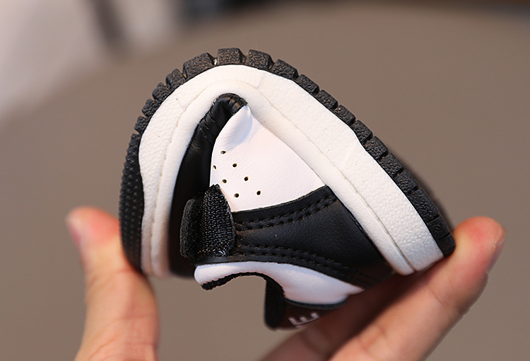 Barnsport pojkar flickor board vår och höst 2024 koreansk version, panda vita pojkar, baby singelskor, lärande_voghion.com