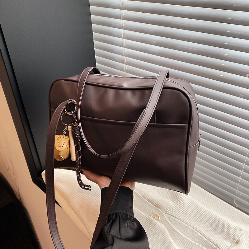 Bolsas de gran capacidad retro nicho Volkswagen para mujeres 2024 nuevo invierno simple bolsas de brazo bolsas de gran capacidad de aire extranjero