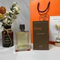 Трансграничный парфюм Earth Eau Libre Wilderness Azure имеет такое же название, как встреча с настоящей собой.