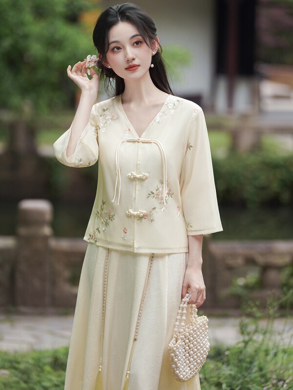 Real Shot of New Chinese-Style Embroidered Women's Clothing, Young Style Improved Hanfu Set, Zen Tea Art Clothing Top for Summer