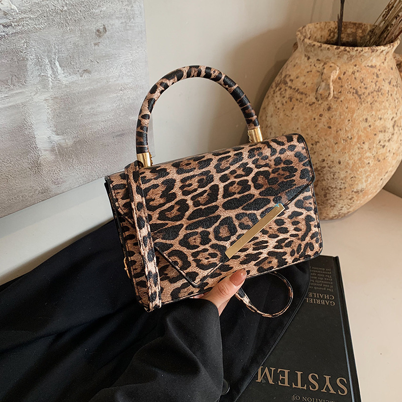 2024 otoño y invierno nueva moda leopardo moda cadena de personalidad estilo extranjero un hombro en diagonal bolso de mujer bolso cuadrado red