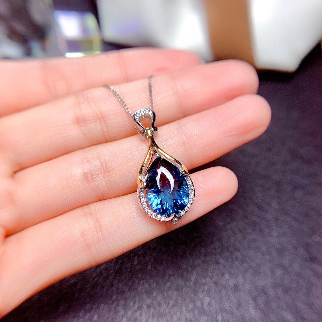 Fashionable two-color pendant