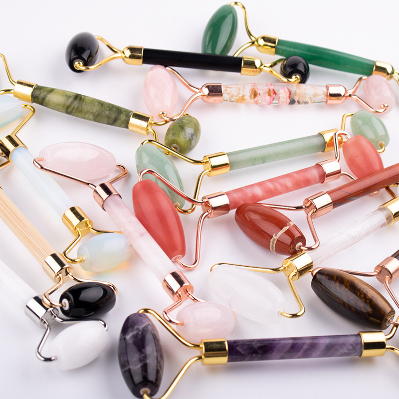 Venta directa de fábrica polvo de cristal en forma de corazón raspado Xiuyu Jade rodillo masajeador facial masaje de belleza en stock al por mayor