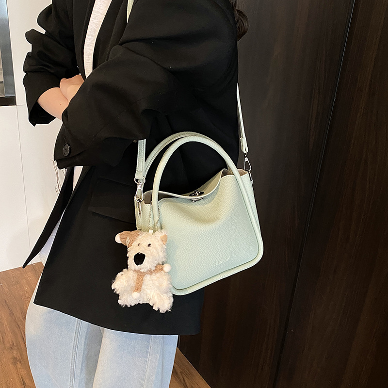 Bolso de cesta de verduras de estilo caliente de comercio exterior para mujer 2025 nuevo bolso de hombro casual simple bolso de cubo de aire occidental salvaje