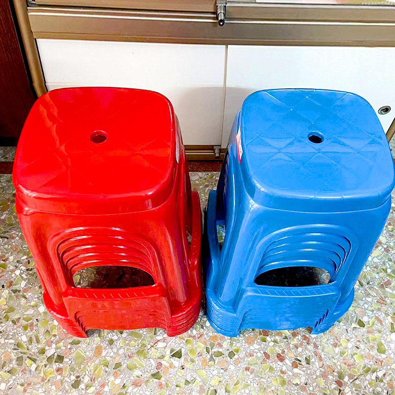 The cooked plastic high stools are convenient for family gatherings…