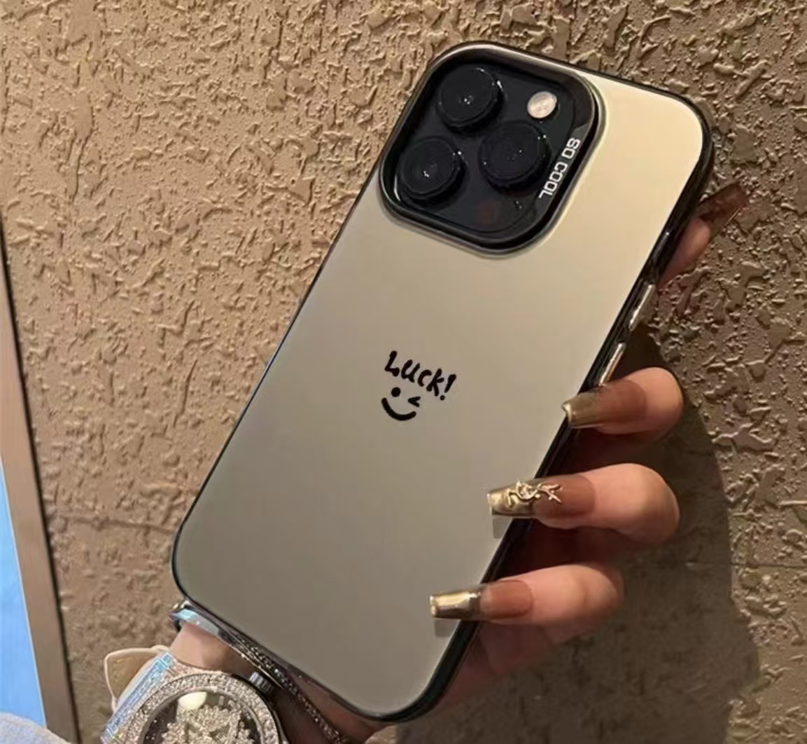 Cáscara plateada de color-negro-cara sonriente